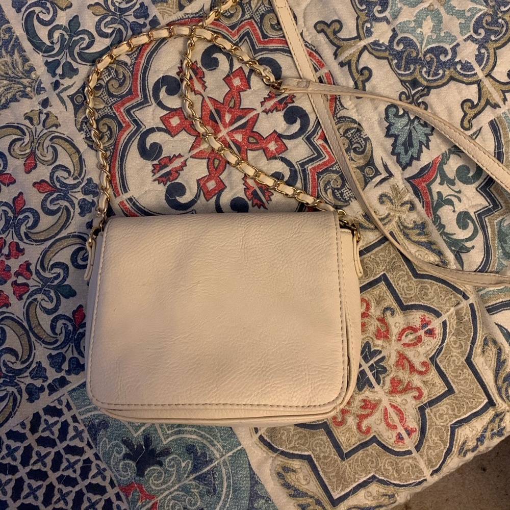 Cute cream crossbody purse ✨⚡️🌊